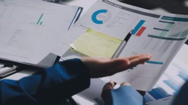 Finans, bütçe ve vergi hesapları. Kadın elini hesap makinesiyle kapatarak ev finansmanı hesaplama, masadaki dizüstü bilgisayarla muhasebe, bütçe yönetimi, aylık harcamalar.