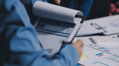 Finans, bütçe ve vergi hesapları. Kadın elini hesap makinesiyle kapatarak ev finansmanı hesaplama, masadaki dizüstü bilgisayarla muhasebe, bütçe yönetimi, aylık harcamalar.