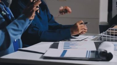 Finans, bütçe ve vergi hesapları. Kadın elini hesap makinesiyle kapatarak ev finansmanı hesaplama, masadaki dizüstü bilgisayarla muhasebe, bütçe yönetimi, aylık harcamalar.