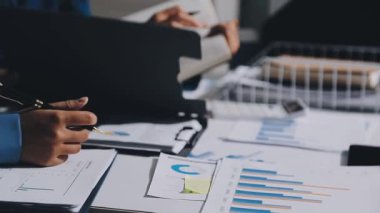 Finans, bütçe ve vergi hesapları. Kadın elini hesap makinesiyle kapatarak ev finansmanı hesaplama, masadaki dizüstü bilgisayarla muhasebe, bütçe yönetimi, aylık harcamalar.