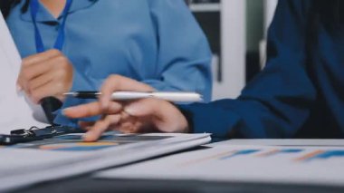 Finans, bütçe ve vergi hesapları. Kadın elini hesap makinesiyle kapatarak ev finansmanı hesaplama, masadaki dizüstü bilgisayarla muhasebe, bütçe yönetimi, aylık harcamalar.