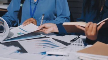 Finans, bütçe ve vergi hesapları. Kadın elini hesap makinesiyle kapatarak ev finansmanı hesaplama, masadaki dizüstü bilgisayarla muhasebe, bütçe yönetimi, aylık harcamalar.