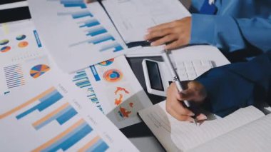 Finans, bütçe ve vergi hesapları. Kadın elini hesap makinesiyle kapatarak ev finansmanı hesaplama, masadaki dizüstü bilgisayarla muhasebe, bütçe yönetimi, aylık harcamalar.