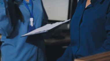 Finans, bütçe ve vergi hesapları. Kadın elini hesap makinesiyle kapatarak ev finansmanı hesaplama, masadaki dizüstü bilgisayarla muhasebe, bütçe yönetimi, aylık harcamalar.