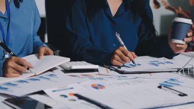 Finans, bütçe ve vergi hesapları. Kadın elini hesap makinesiyle kapatarak ev finansmanı hesaplama, masadaki dizüstü bilgisayarla muhasebe, bütçe yönetimi, aylık harcamalar.