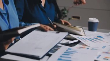 Finans, bütçe ve vergi hesapları. Kadın elini hesap makinesiyle kapatarak ev finansmanı hesaplama, masadaki dizüstü bilgisayarla muhasebe, bütçe yönetimi, aylık harcamalar.