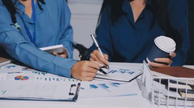 Finans, bütçe ve vergi hesapları. Kadın elini hesap makinesiyle kapatarak ev finansmanı hesaplama, masadaki dizüstü bilgisayarla muhasebe, bütçe yönetimi, aylık harcamalar.