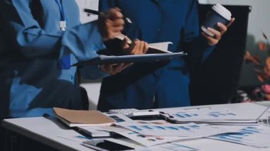 Finans, bütçe ve vergi hesapları. Kadın elini hesap makinesiyle kapatarak ev finansmanı hesaplama, masadaki dizüstü bilgisayarla muhasebe, bütçe yönetimi, aylık harcamalar.