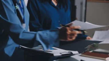 Finans, bütçe ve vergi hesapları. Kadın elini hesap makinesiyle kapatarak ev finansmanı hesaplama, masadaki dizüstü bilgisayarla muhasebe, bütçe yönetimi, aylık harcamalar.