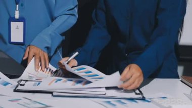 Finans, bütçe ve vergi hesapları. Kadın elini hesap makinesiyle kapatarak ev finansmanı hesaplama, masadaki dizüstü bilgisayarla muhasebe, bütçe yönetimi, aylık harcamalar.