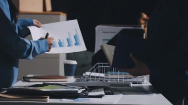 Finans, bütçe ve vergi hesapları. Kadın elini hesap makinesiyle kapatarak ev finansmanı hesaplama, masadaki dizüstü bilgisayarla muhasebe, bütçe yönetimi, aylık harcamalar.