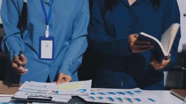 Finans, bütçe ve vergi hesapları. Kadın elini hesap makinesiyle kapatarak ev finansmanı hesaplama, masadaki dizüstü bilgisayarla muhasebe, bütçe yönetimi, aylık harcamalar.