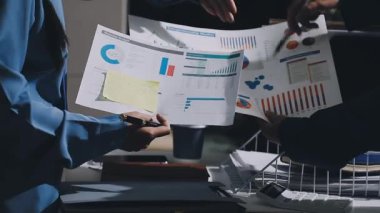 Finans, bütçe ve vergi hesapları. Kadın elini hesap makinesiyle kapatarak ev finansmanı hesaplama, masadaki dizüstü bilgisayarla muhasebe, bütçe yönetimi, aylık harcamalar.