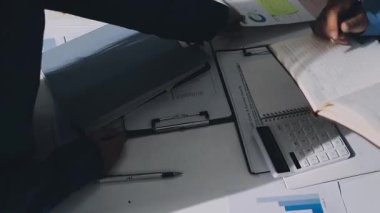 Finans, bütçe ve vergi hesapları. Kadın elini hesap makinesiyle kapatarak ev finansmanı hesaplama, masadaki dizüstü bilgisayarla muhasebe, bütçe yönetimi, aylık harcamalar.