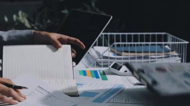 Finans, bütçe ve vergi hesapları. Kadın elini hesap makinesiyle kapatarak ev finansmanı hesaplama, masadaki dizüstü bilgisayarla muhasebe, bütçe yönetimi, aylık harcamalar.