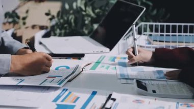 Finans, bütçe ve vergi hesapları. Kadın elini hesap makinesiyle kapatarak ev finansmanı hesaplama, masadaki dizüstü bilgisayarla muhasebe, bütçe yönetimi, aylık harcamalar.