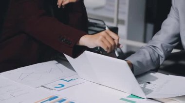 Finans, bütçe ve vergi hesapları. Kadın elini hesap makinesiyle kapatarak ev finansmanı hesaplama, masadaki dizüstü bilgisayarla muhasebe, bütçe yönetimi, aylık harcamalar.