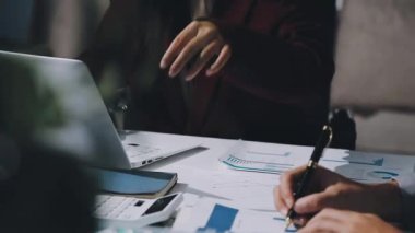 Finans, bütçe ve vergi hesapları. Kadın elini hesap makinesiyle kapatarak ev finansmanı hesaplama, masadaki dizüstü bilgisayarla muhasebe, bütçe yönetimi, aylık harcamalar.