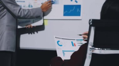 Finans, bütçe ve vergi hesapları. Kadın elini hesap makinesiyle kapatarak ev finansmanı hesaplama, masadaki dizüstü bilgisayarla muhasebe, bütçe yönetimi, aylık harcamalar.