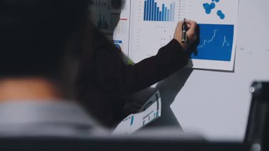 Finans, bütçe ve vergi hesapları. Kadın elini hesap makinesiyle kapatarak ev finansmanı hesaplama, masadaki dizüstü bilgisayarla muhasebe, bütçe yönetimi, aylık harcamalar.