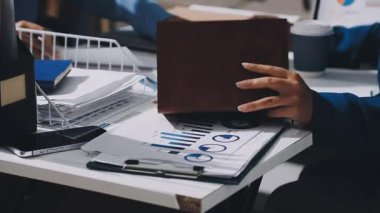 Finans, bütçe ve vergi hesapları. Kadın elini hesap makinesiyle kapatarak ev finansmanı hesaplama, masadaki dizüstü bilgisayarla muhasebe, bütçe yönetimi, aylık harcamalar.