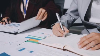 Finans, bütçe ve vergi hesapları. Kadın elini hesap makinesiyle kapatarak ev finansmanı hesaplama, masadaki dizüstü bilgisayarla muhasebe, bütçe yönetimi, aylık harcamalar.