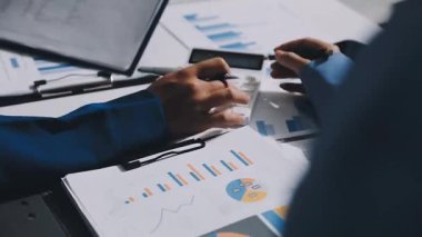 Finans, bütçe ve vergi hesapları. Kadın elini hesap makinesiyle kapatarak ev finansmanı hesaplama, masadaki dizüstü bilgisayarla muhasebe, bütçe yönetimi, aylık harcamalar.