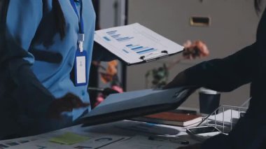 Finans, bütçe ve vergi hesapları. Kadın elini hesap makinesiyle kapatarak ev finansmanı hesaplama, masadaki dizüstü bilgisayarla muhasebe, bütçe yönetimi, aylık harcamalar.