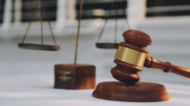 Adalet ve hukuk kavramı. Tahta masadaki bir mahkeme salonunda erkek yargıç ve ofiste çalışan avukat ya da erkek avukat. Hukuk hukuku, tavsiye ve adalet kavramı.