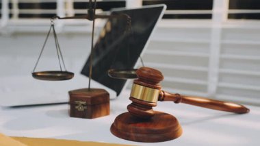 Adalet ve hukuk kavramı. Tahta masadaki bir mahkeme salonunda erkek yargıç ve ofiste çalışan avukat ya da erkek avukat. Hukuk hukuku, tavsiye ve adalet kavramı.