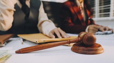 Adalet ve hukuk kavramı. Tahta masadaki bir mahkeme salonunda erkek yargıç ve ofiste çalışan avukat ya da erkek avukat. Hukuk hukuku, tavsiye ve adalet kavramı.