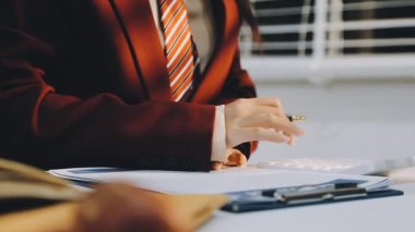 Adalet ve hukuk kavramı. Tahta masadaki bir mahkeme salonunda erkek yargıç ve ofiste çalışan avukat ya da erkek avukat. Hukuk hukuku, tavsiye ve adalet kavramı.