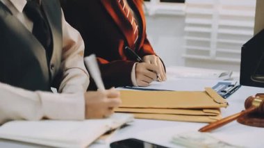 Adalet ve hukuk kavramı. Tahta masadaki bir mahkeme salonunda erkek yargıç ve ofiste çalışan avukat ya da erkek avukat. Hukuk hukuku, tavsiye ve adalet kavramı.