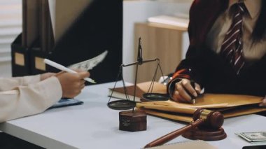 Adalet ve hukuk kavramı. Tahta masadaki bir mahkeme salonunda erkek yargıç ve ofiste çalışan avukat ya da erkek avukat. Hukuk hukuku, tavsiye ve adalet kavramı.