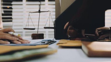 Adalet ve hukuk kavramı. Tahta masadaki bir mahkeme salonunda erkek yargıç ve ofiste çalışan avukat ya da erkek avukat. Hukuk hukuku, tavsiye ve adalet kavramı.