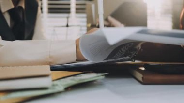 Adalet ve hukuk kavramı. Tahta masadaki bir mahkeme salonunda erkek yargıç ve ofiste çalışan avukat ya da erkek avukat. Hukuk hukuku, tavsiye ve adalet kavramı.