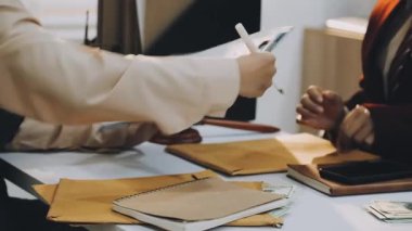 Adalet ve hukuk kavramı. Tahta masadaki bir mahkeme salonunda erkek yargıç ve ofiste çalışan avukat ya da erkek avukat. Hukuk hukuku, tavsiye ve adalet kavramı.