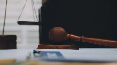 Adalet ve hukuk kavramı. Tahta masadaki bir mahkeme salonunda erkek yargıç ve ofiste çalışan avukat ya da erkek avukat. Hukuk hukuku, tavsiye ve adalet kavramı.