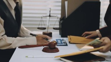 Adalet ve hukuk kavramı. Tahta masadaki bir mahkeme salonunda erkek yargıç ve ofiste çalışan avukat ya da erkek avukat. Hukuk hukuku, tavsiye ve adalet kavramı.