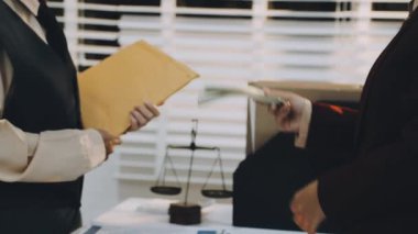 Adalet ve hukuk kavramı. Tahta masadaki bir mahkeme salonunda erkek yargıç ve ofiste çalışan avukat ya da erkek avukat. Hukuk hukuku, tavsiye ve adalet kavramı.