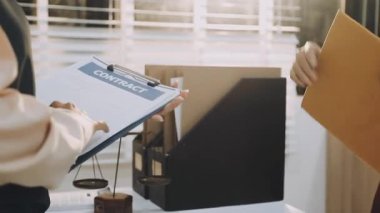 Adalet ve hukuk kavramı. Tahta masadaki bir mahkeme salonunda erkek yargıç ve ofiste çalışan avukat ya da erkek avukat. Hukuk hukuku, tavsiye ve adalet kavramı.