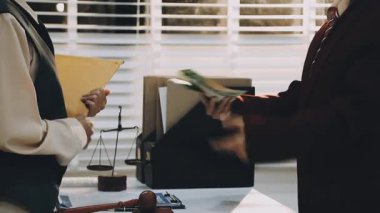 Adalet ve hukuk kavramı. Tahta masadaki bir mahkeme salonunda erkek yargıç ve ofiste çalışan avukat ya da erkek avukat. Hukuk hukuku, tavsiye ve adalet kavramı.