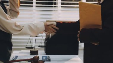 Adalet ve hukuk kavramı. Tahta masadaki bir mahkeme salonunda erkek yargıç ve ofiste çalışan avukat ya da erkek avukat. Hukuk hukuku, tavsiye ve adalet kavramı.