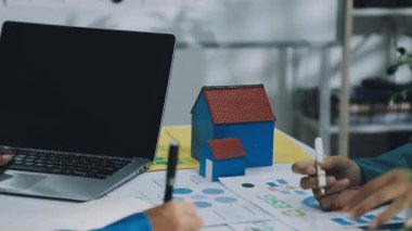 İş dünyası liderleri çevresel sürdürülebilirlik stratejilerinin uygulanmasını tartıştılar. Sıfır karbon hedefleri, kurumsal sorumluluklar ESG raporları verileri kullanılarak gerçekleştirildi.