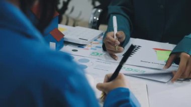 İş dünyası liderleri çevresel sürdürülebilirlik stratejilerinin uygulanmasını tartıştılar. Sıfır karbon hedefleri, kurumsal sorumluluklar ESG raporları verileri kullanılarak gerçekleştirildi.