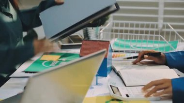 İş dünyası liderleri çevresel sürdürülebilirlik stratejilerinin uygulanmasını tartıştılar. Sıfır karbon hedefleri, kurumsal sorumluluklar ESG raporları verileri kullanılarak gerçekleştirildi.