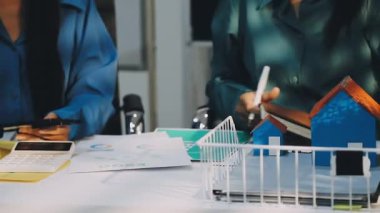 İş dünyası liderleri çevresel sürdürülebilirlik stratejilerinin uygulanmasını tartıştılar. Sıfır karbon hedefleri, kurumsal sorumluluklar ESG raporları verileri kullanılarak gerçekleştirildi.