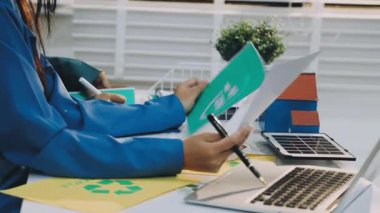 İş dünyası liderleri çevresel sürdürülebilirlik stratejilerinin uygulanmasını tartıştılar. Sıfır karbon hedefleri, kurumsal sorumluluklar ESG raporları verileri kullanılarak gerçekleştirildi.