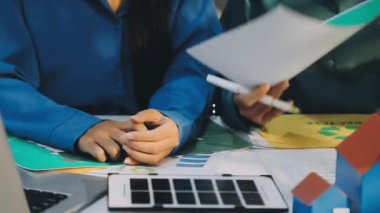 İş dünyası liderleri çevresel sürdürülebilirlik stratejilerinin uygulanmasını tartıştılar. Sıfır karbon hedefleri, kurumsal sorumluluklar ESG raporları verileri kullanılarak gerçekleştirildi.