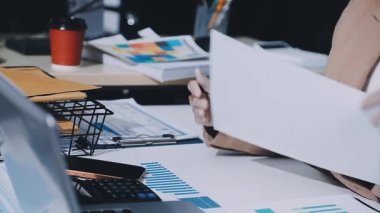 Finans, bütçe ve vergi hesapları. Kadın elini hesap makinesiyle kapatarak ev finansmanı hesaplama, masadaki dizüstü bilgisayarla muhasebe, bütçe yönetimi, aylık harcamalar.